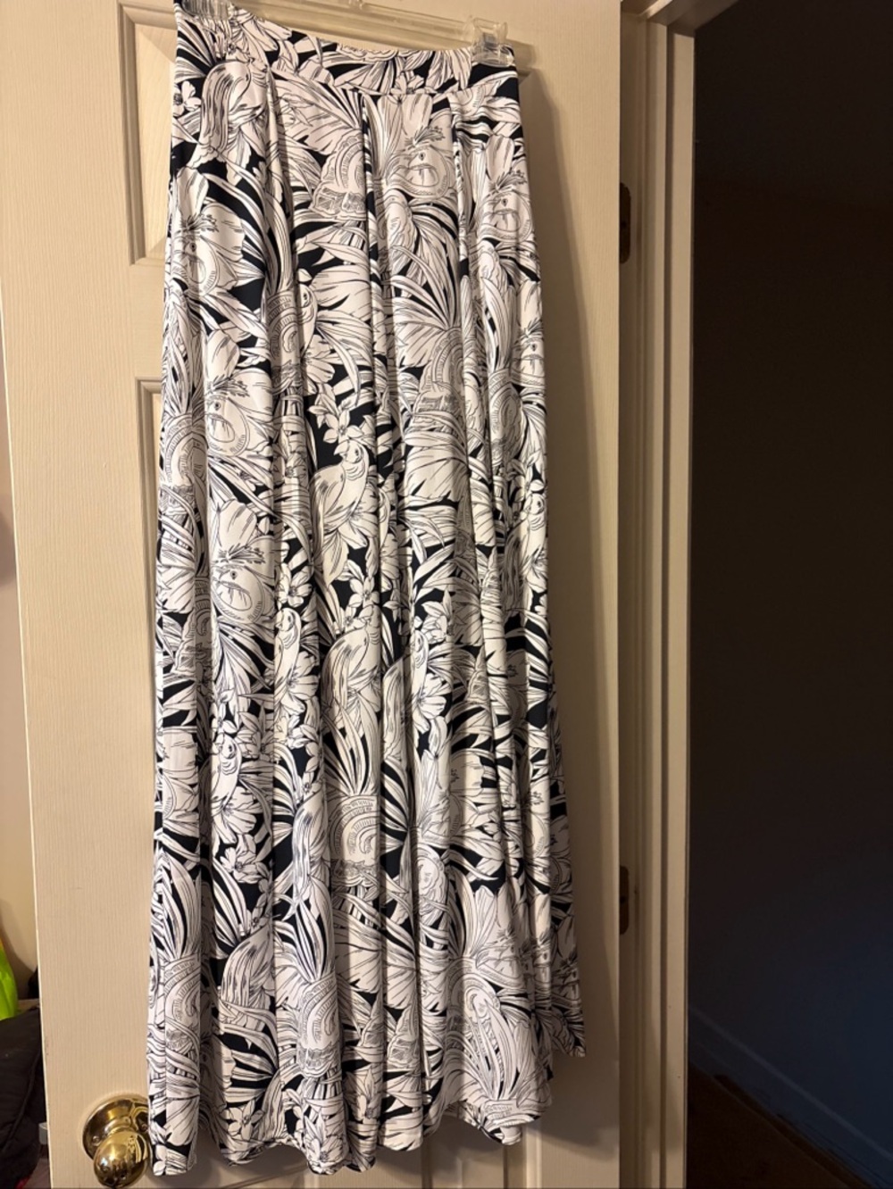 White House Black Market White and Black Floral Tropical Maxi Skirt Size 00